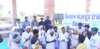 आम जनता के लिये रेल सेवाओं में सुधार व विस्तार के संबंध में ज्ञापन सौंपा