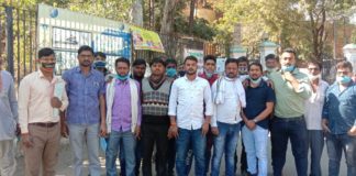 ब्रिज नहीं बनाने की मांग को लेकर हरीपुरा वासियों ने सौंपा ज्ञापन । विरोध में बंद रहे बाजार ,