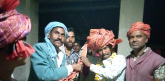 वार्ड वासियों ने पार्षद कहार को माला पहनाकर साफा बंधवा किया स्वागत।