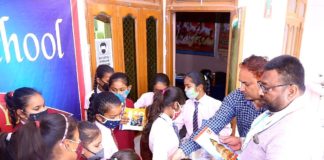 आर्थिक रूप से कमजोर बच्चों को इस्तेमाल होने वाली स्टेशनरी का वितरण