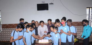 जन्मदिवस मूक बधिर एवम अंध विद्यालय के विशेष बच्चो के साथ केक काटकर मनाया