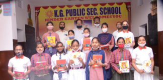 बच्चों को शिक्षा में इस्तेमाल होने वाली स्टेशनरी का वितरण