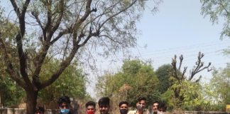 बस कंडक्टर के खिलाफ कार्रवाई करने की मांग को लेकर सौंपा ज्ञापन