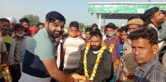 बाबा रामदेव की यात्रा कादीसहना टोल प्लाजा पर पहुंचने पर टोल प्रबंधक द्वारा भव्य स्वागत