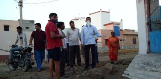 पानी की निकासी को लेकर मोहल्ला वासियों ने समस्या से कराया अवगत