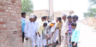 मच्छरों के प्रकोप को देखते हुए गांव की सभी नालियों में काला तेल डाला