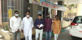 शराब ठेकेदारों ने आबकारी आयुक्त के नाम जिला कलक्टर को ज्ञापन सौंपा