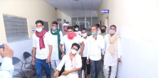 मनरेगा के काम में लगे मजदूरों पर पुलिस द्वारा मारपीट