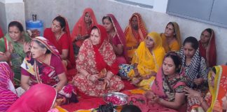 धाकड़ मोहल्ले में हनुमान जी के मंदिर में फाग महोत्सव मनाया।