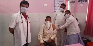 नगर पालिका अध्यक्ष ने लगवाया कोरोना टीका