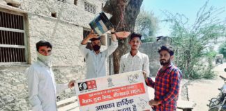 ईरांस के युवाओ ने पक्षियो के लिये छायादार पेड़ो पर बांधे परिंडे ।