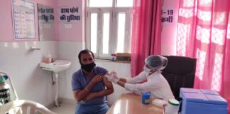 नगर पालिका पार्षद ने कोविड-19 टीकाकरण टीका लगवाया