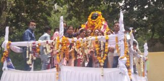 डॉक्टर भीमराव अंबेडकर का किया माल्यार्पण।