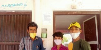 कोरोना जागरुकता को लेकर नेहरू युवा केंद्र द्वारा घर-घर चिपकाया पोस्टर