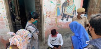 डोर-टू-डोर सर्वे का एसडीएम ने किया औचक्क निरीक्षण