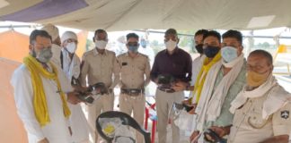 किसान साथियों एवं पुलिस के जवानों को फेस शिल्ड भेंट की