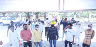 सड़क पर नियम विरुद्ध तोड़-फोड़ करने के विरुद्ध कार्यवाही बाबत ज्ञापन सौंपा