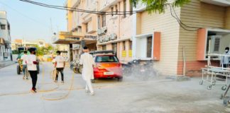 कोरोना संक्रमण के फैलाव को रोकने के लिए हाइपोक्लोराइड दवा का छिड़काव किया