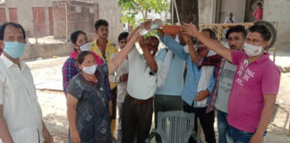 मुक पक्षियों के लिए बांधे परिंडे