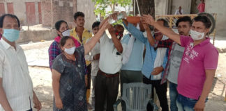 मुक पक्षियों के लिए बांधे परिंडे