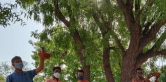 मुक पक्षियों के पानी और दाने के लिए परिंडे बांधे