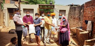 श्री नवग्रह आश्रम घर घर मे काढ़े के पैकेट ओर मास्क व निर्धन परिवारों को राशन सामग्री बांटी