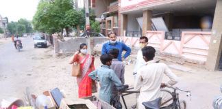 कॉपी किताबों की उम्र में हाथों में थमा दिया रिक्शा, बाल कल्याण समिति के सदस्यों ने की समझाइश