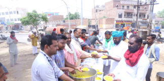 वर्षा व खुशहाली की कामना को लेकर मजदूरों ने लगाया भण्डारा
