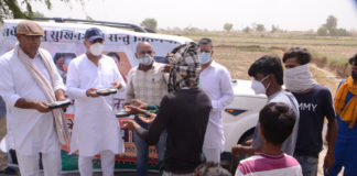 घर घर जाकर निशुल्क भोजन वितरण का कार्यक्रम किया