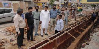 निर्माण कमेटी अध्यक्ष ने तकनीकी अधिकारियों के साथ किया नाला निर्माण कार्य का निरीक्षण