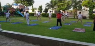 पुलिस अधिकारियों ने किये योग व प्राणायाम