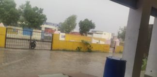 तेज अंधड़ के साथ रिमझिम बारिश चने के आकार के ओले गिरे