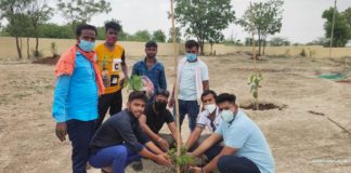 पौधारोपण कर मुख्यमंत्री योगी आदित्यनाथ का जन्मदिन मनाया।