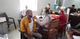 फैक्ट्री के युवा श्रमिकों को लगाया वैक्सीन का टीका