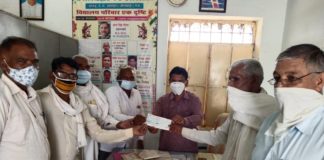 माता की पुण्य तिथि पर विद्यालय विकास के लिए दो लाख रुपए का चेक सौंपा