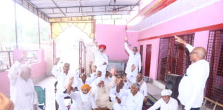 सेवानिवृत कर्मचारियों ने अपनी मांगों के संबंध में धरना देकर किया प्रदर्शन