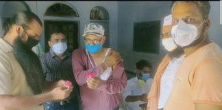 गुलाब का फूल देकर कोरोना वैक्सीन लगाने वालों का किया स्वागत