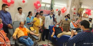 ग्रामीण युवाओ ने जन्मदिन पर भीलवाड़ा जाकर किया रक्तदान