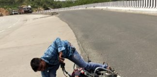 नेशनल हाईवे 79 पर आए दिन हो रहे हैं हादसे अधिकारियों को नहीं है इनकी परवाह.. बड़े हादसे का इंतजार