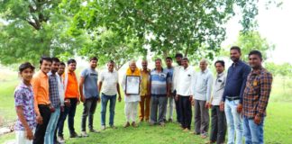 ढीकोला के पर्यावरणविद् कैलाश चौबे का ग्राम के वरिष्ठजनो एवम् आर्टिस्ट शिव माली ने मिलकर किया सम्मान