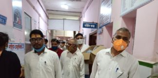 भाजपा नेता स्व.कैलाश काबरा की तीसरी पुण्यतिथि पर सेटेलाइट हॉस्पिटल में किए फल वितरित