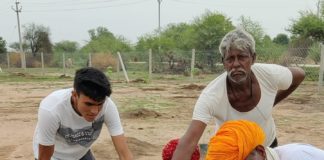 ईरांस के युवाओ के द्वारा खेलमेदान में तारबंदी व खम्बे लगाकर किया पौधरोपण