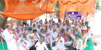 सरकार की हठधर्मिता के विरोध में रोड़वेजकर्मी लामबंद, बस डिपों पर दिया धरना