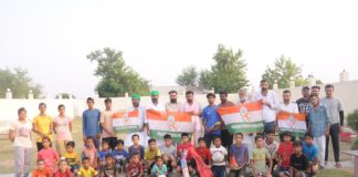 यूथ कांग्रेस के स्थापना दिवस के उपलक्ष में खिलाड़ियों को दी खेल सामग्री