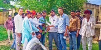 शिक्षक हजारी सिंह रावत पौधे लगाकर पढ़ा रहे हैं पर्यावरण का पाठ