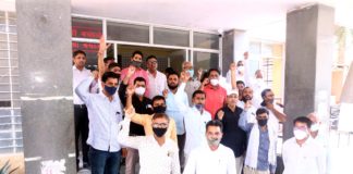 राजस्व कर्मियों ने की पेन डाउन टूल डाउन हड़ताल, प्रदर्शन कर विधायक को सौंपा ज्ञापन