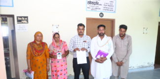 गुमशुदगी मामले में कोई सुनवाई नहीं होने पर परिवार ने एसपी को सौंपा ज्ञापन