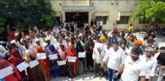 ईटमारिया ग्राम वासियों ने उपखंड अधिकारी व विकास अधिकारी को सौंपा ज्ञापन