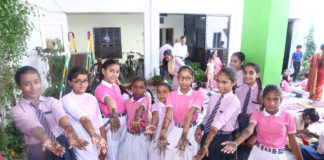 छात्राओं ने हाथों पर मेहन्दी के माध्यम से दिया पर्यावरण संरक्षण का संदेश