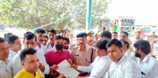 आरोपियों की गिरफ्तारी की मांग को लेकर मुख्यमंत्री के नाम उपखंड अधिकारी संदीप कुमार काकड़ को ज्ञापन सौंपा